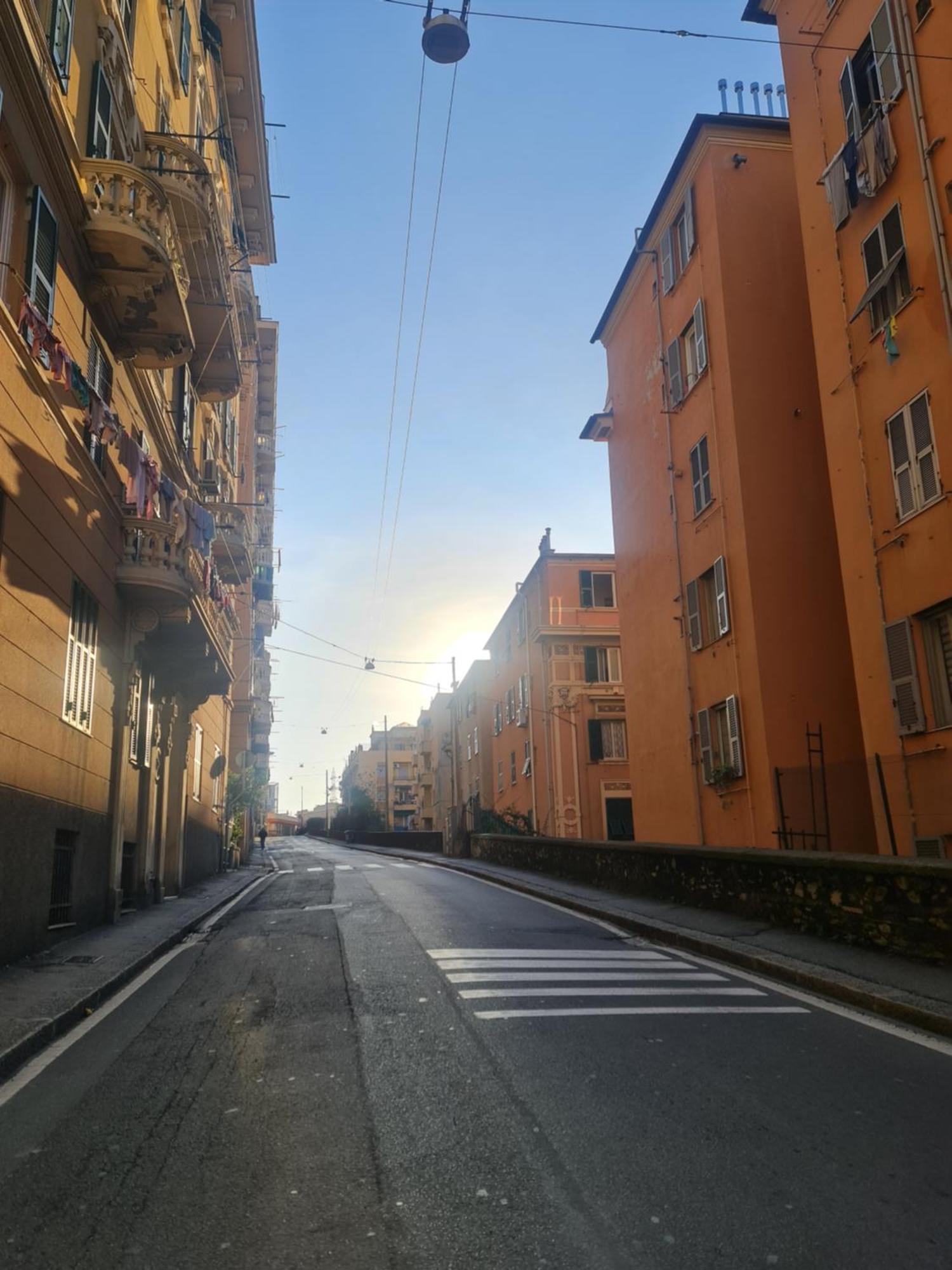 Ampio Con 2 Posti Auto E Cortile Apartamento