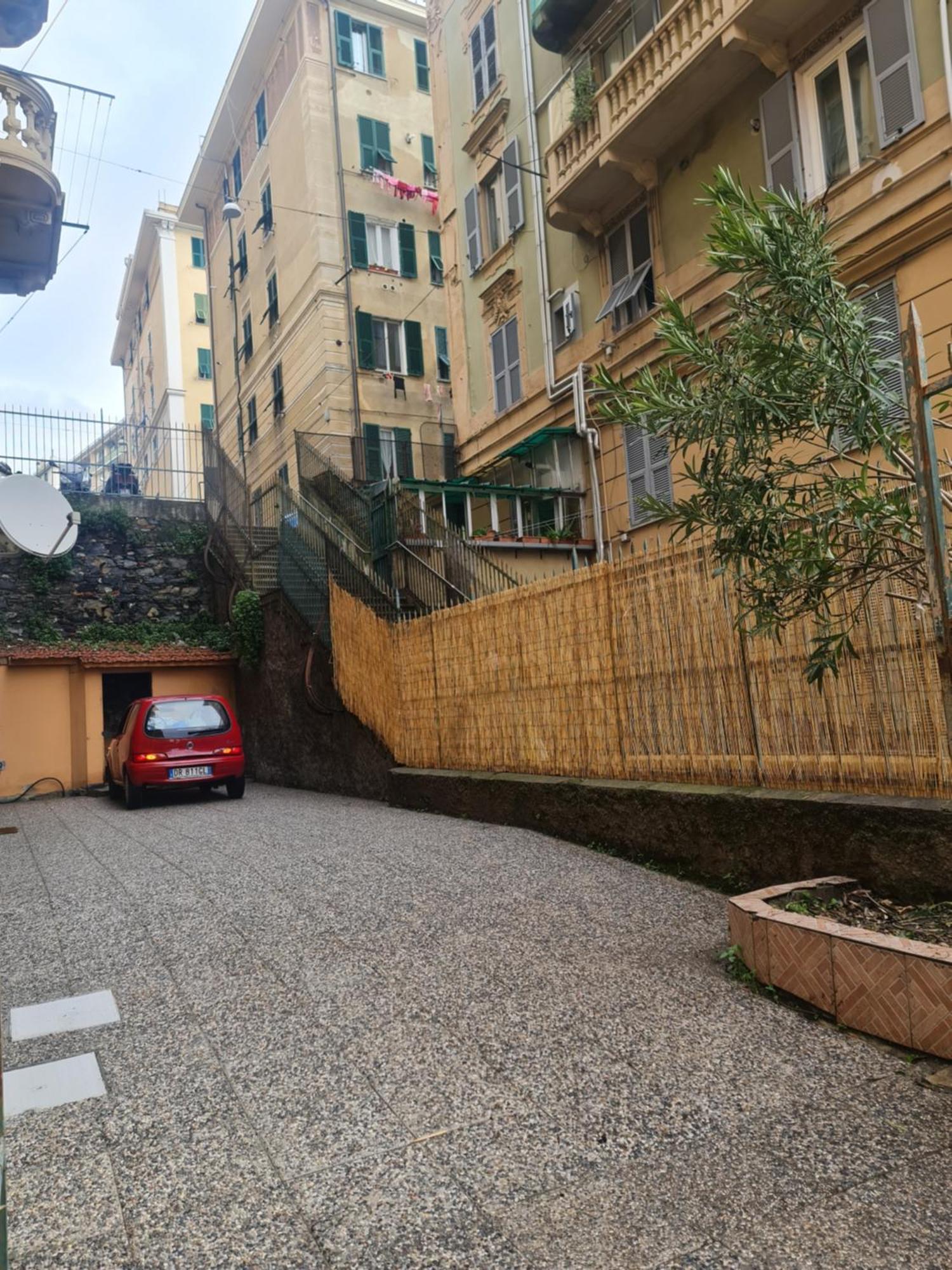 Ampio Con 2 Posti Auto E Cortile Apartamento